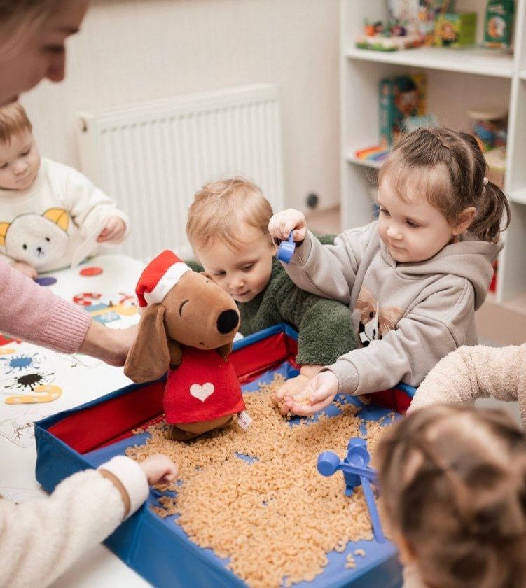 Діти грають із сенсорною коробкою